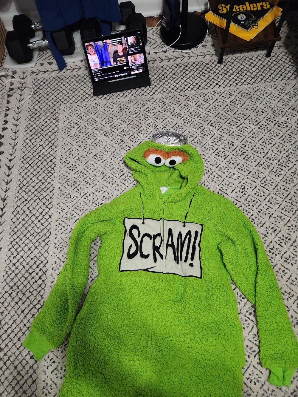 Spirit Halloween Sesame Street Oscar the Grouch Fuzzy Onesie Costume Adult S/M - Picture 3 of 8